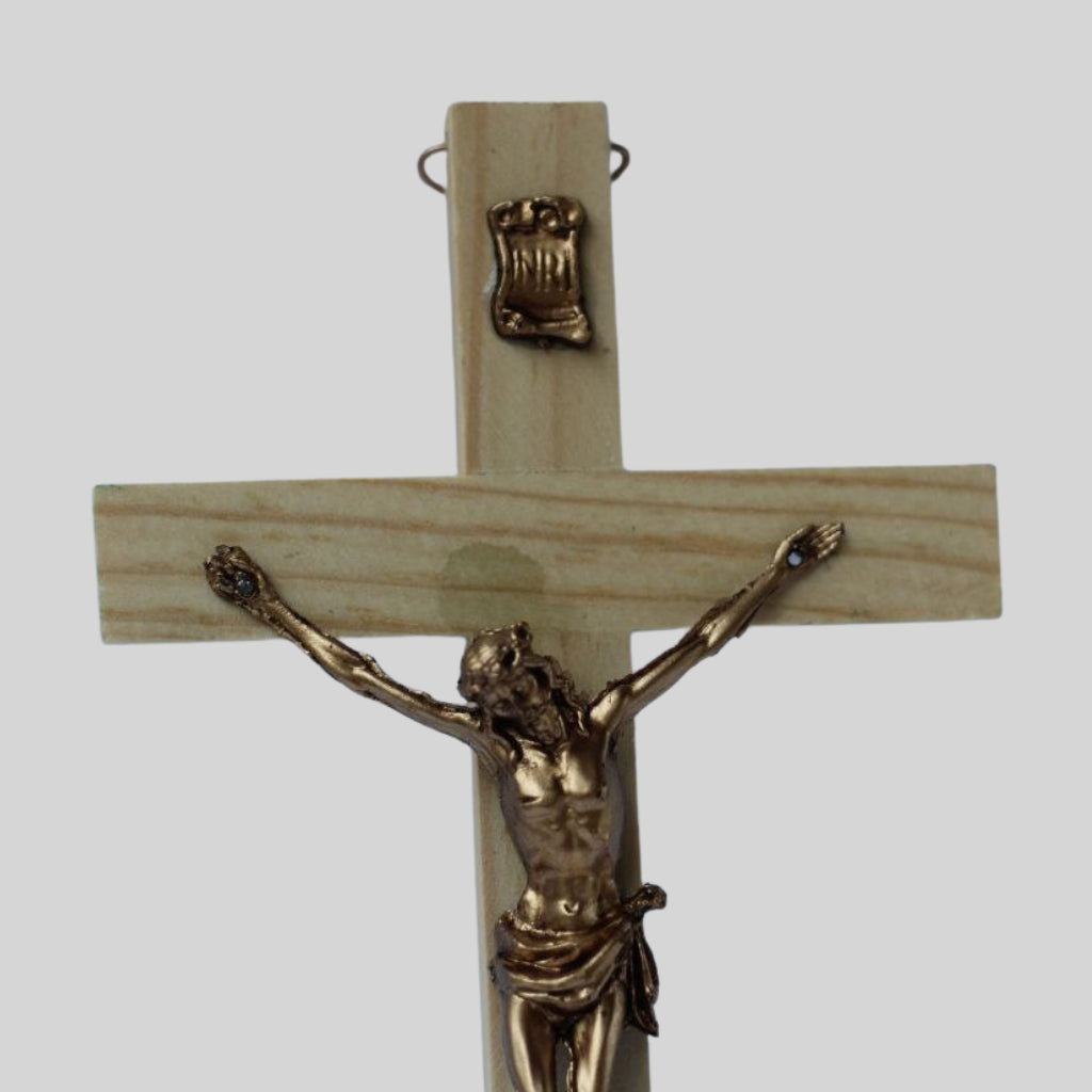 Cristo de Pared en Madera Blanca con Cuerpo en Baño de Oro