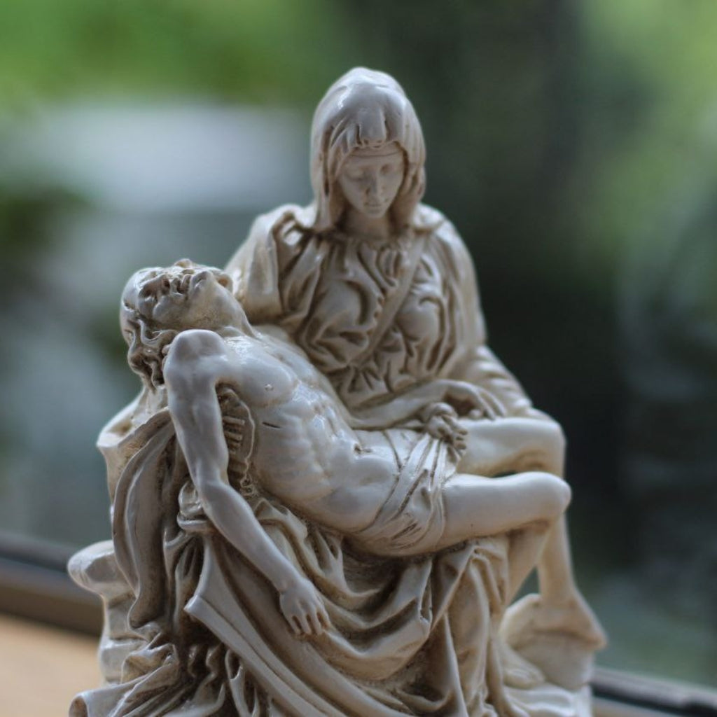 Estatua de La Piedad en Resina – 15.5 cm