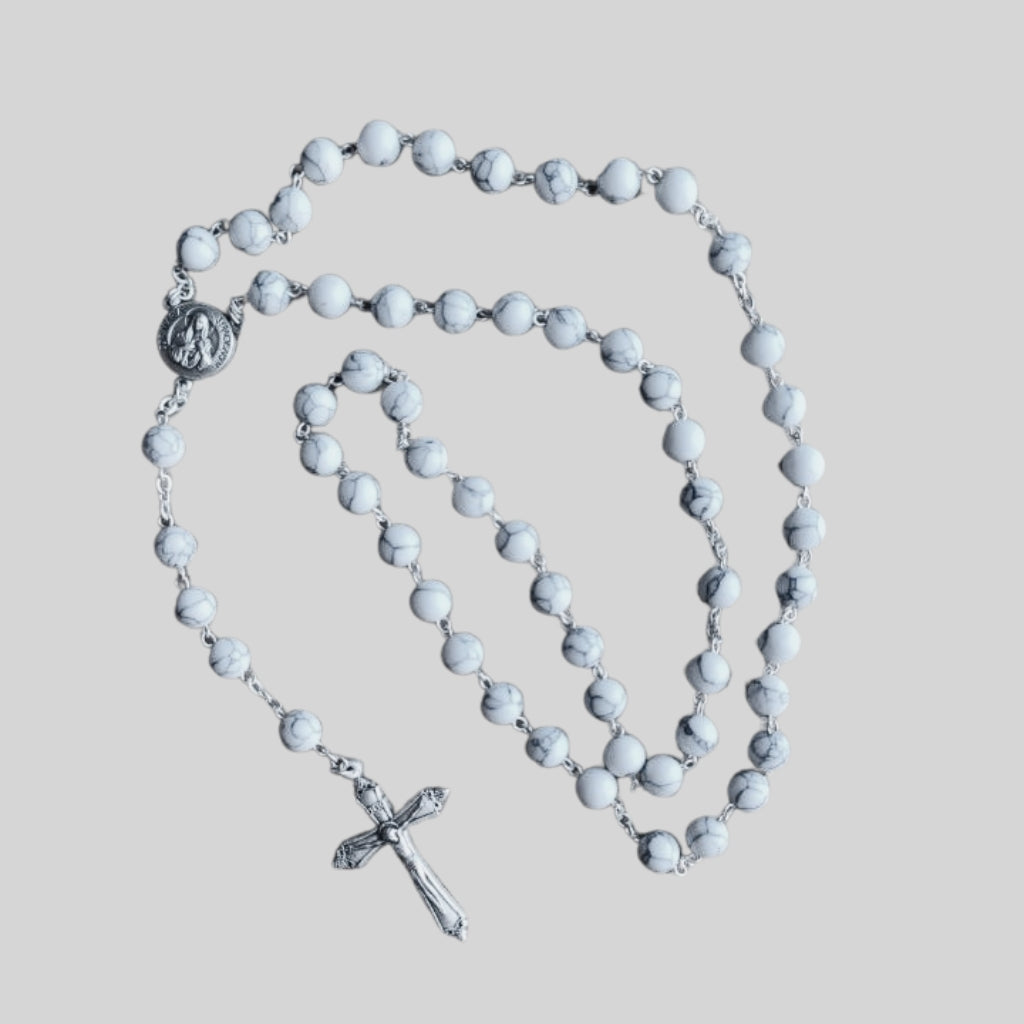 Rosario de Piedra Blanca con Reliquia del Manto de la Virgen de las Lágrimas