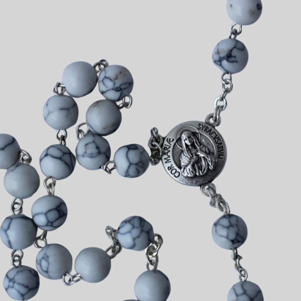 Rosario de Piedra Blanca con Reliquia del Manto de la Virgen de las Lágrimas