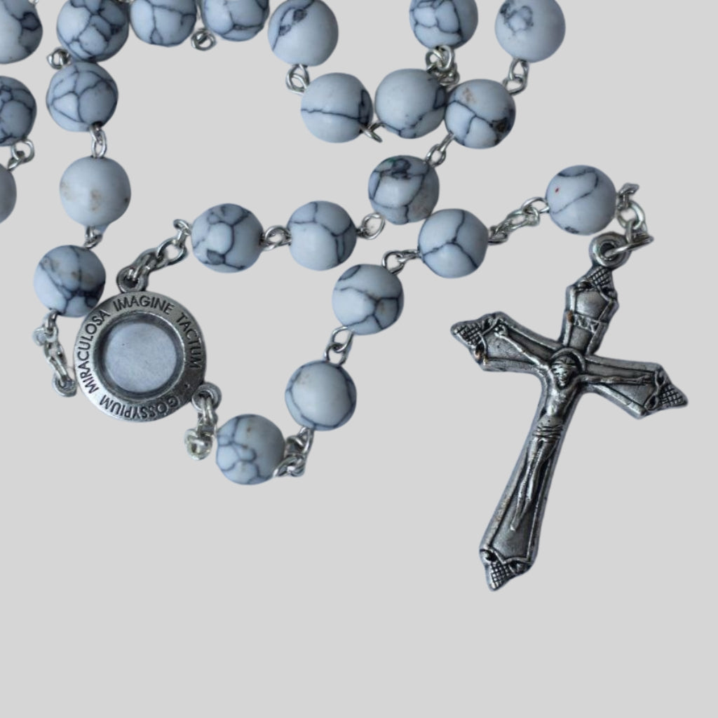 Rosario de Piedra Blanca con Reliquia del Manto de la Virgen de las Lágrimas